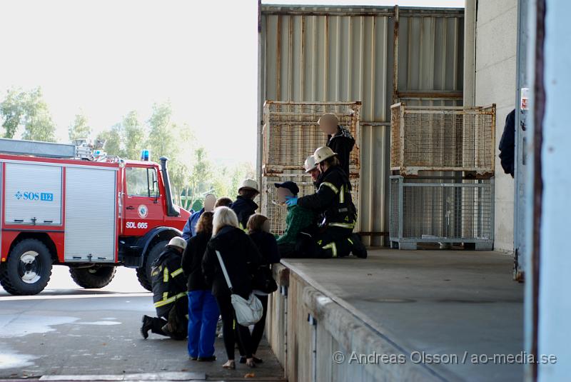 DSC_0100.JPG - Vid 15,40 larmades Klippans räddningstjänst tillsammans med Ambulans och Polis till en trafikolycka på Hembygdsgatan i Klippan. Det var en A-traktor som tappat kontrollen och kört in i en utbyggnad till en lastkaj hos RST tryck. Båda personerna fick föras till Helsingborgs Lasarett för kontroll. Föraren klagade på nack och rygg smärtor då man tror att han slagit huvudet i fönsterrutan.