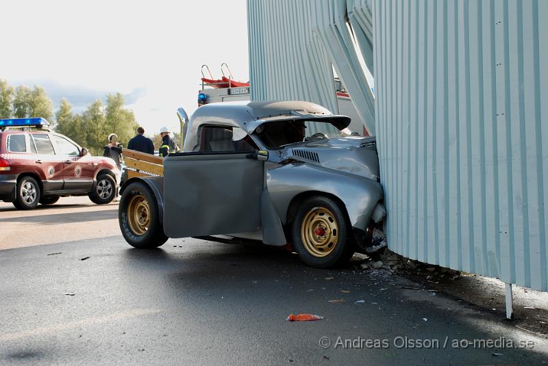 DSC_0103.JPG - Vid 15,40 larmades Klippans räddningstjänst tillsammans med Ambulans och Polis till en trafikolycka på Hembygdsgatan i Klippan. Det var en A-traktor som tappat kontrollen och kört in i en utbyggnad till en lastkaj hos RST tryck. Båda personerna fick föras till Helsingborgs Lasarett för kontroll. Föraren klagade på nack och rygg smärtor då man tror att han slagit huvudet i fönsterrutan.