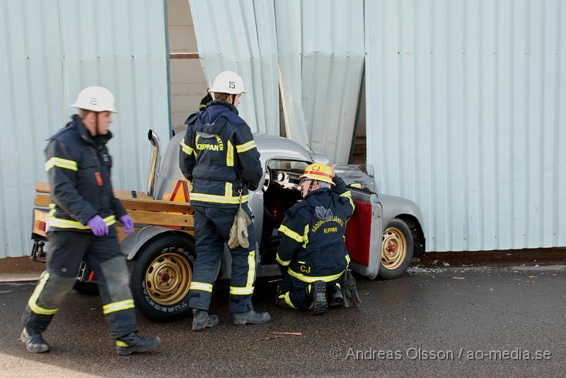 DSC_0110.JPG - Vid 15,40 larmades Klippans räddningstjänst tillsammans med Ambulans och Polis till en trafikolycka på Hembygdsgatan i Klippan. Det var en A-traktor som tappat kontrollen och kört in i en utbyggnad till en lastkaj hos RST tryck. Båda personerna fick föras till Helsingborgs Lasarett för kontroll. Föraren klagade på nack och rygg smärtor då man tror att han slagit huvudet i fönsterrutan.