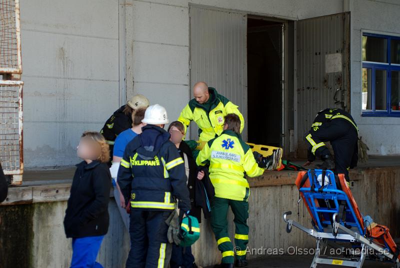 DSC_0121.JPG - Vid 15,40 larmades Klippans räddningstjänst tillsammans med Ambulans och Polis till en trafikolycka på Hembygdsgatan i Klippan. Det var en A-traktor som tappat kontrollen och kört in i en utbyggnad till en lastkaj hos RST tryck. Båda personerna fick föras till Helsingborgs Lasarett för kontroll. Föraren klagade på nack och rygg smärtor då man tror att han slagit huvudet i fönsterrutan.