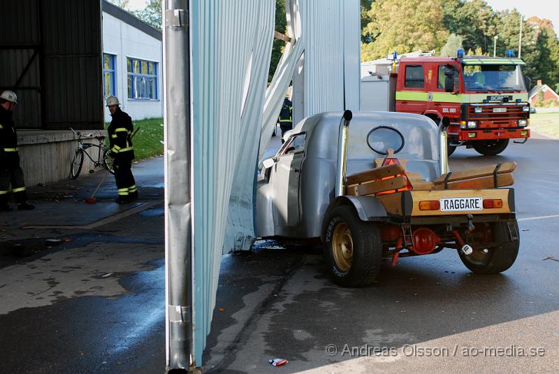 DSC_0124.JPG - Vid 15,40 larmades Klippans räddningstjänst tillsammans med Ambulans och Polis till en trafikolycka på Hembygdsgatan i Klippan. Det var en A-traktor som tappat kontrollen och kört in i en utbyggnad till en lastkaj hos RST tryck. Båda personerna fick föras till Helsingborgs Lasarett för kontroll. Föraren klagade på nack och rygg smärtor då man tror att han slagit huvudet i fönsterrutan.