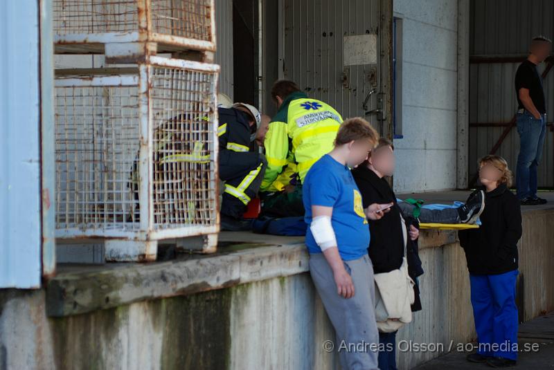 DSC_0126.JPG - Vid 15,40 larmades Klippans räddningstjänst tillsammans med Ambulans och Polis till en trafikolycka på Hembygdsgatan i Klippan. Det var en A-traktor som tappat kontrollen och kört in i en utbyggnad till en lastkaj hos RST tryck. Båda personerna fick föras till Helsingborgs Lasarett för kontroll. Föraren klagade på nack och rygg smärtor då man tror att han slagit huvudet i fönsterrutan.