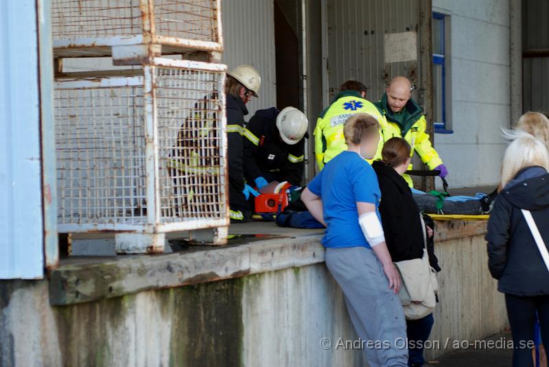 DSC_0128.JPG - Vid 15,40 larmades Klippans räddningstjänst tillsammans med Ambulans och Polis till en trafikolycka på Hembygdsgatan i Klippan. Det var en A-traktor som tappat kontrollen och kört in i en utbyggnad till en lastkaj hos RST tryck. Båda personerna fick föras till Helsingborgs Lasarett för kontroll. Föraren klagade på nack och rygg smärtor då man tror att han slagit huvudet i fönsterrutan.