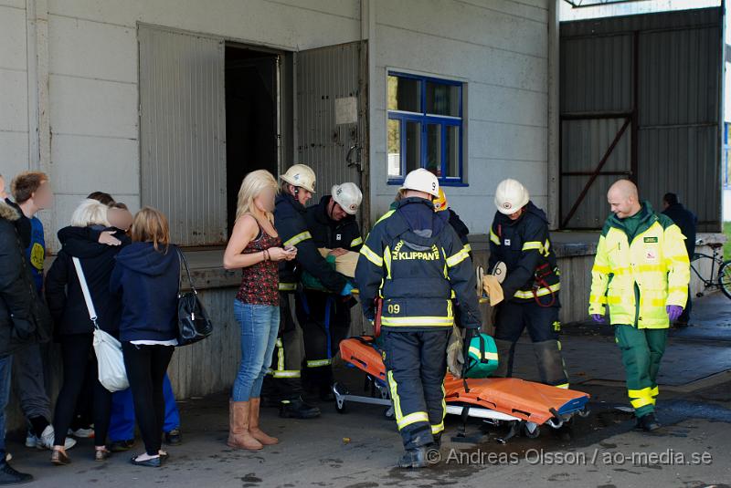 DSC_0131.JPG - Vid 15,40 larmades Klippans räddningstjänst tillsammans med Ambulans och Polis till en trafikolycka på Hembygdsgatan i Klippan. Det var en A-traktor som tappat kontrollen och kört in i en utbyggnad till en lastkaj hos RST tryck. Båda personerna fick föras till Helsingborgs Lasarett för kontroll. Föraren klagade på nack och rygg smärtor då man tror att han slagit huvudet i fönsterrutan.