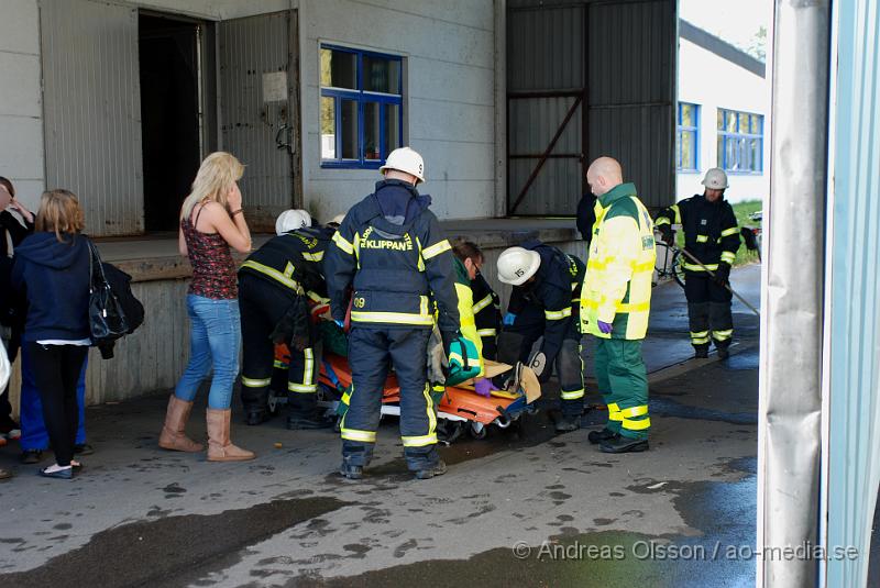 DSC_0133.JPG - Vid 15,40 larmades Klippans räddningstjänst tillsammans med Ambulans och Polis till en trafikolycka på Hembygdsgatan i Klippan. Det var en A-traktor som tappat kontrollen och kört in i en utbyggnad till en lastkaj hos RST tryck. Båda personerna fick föras till Helsingborgs Lasarett för kontroll. Föraren klagade på nack och rygg smärtor då man tror att han slagit huvudet i fönsterrutan.