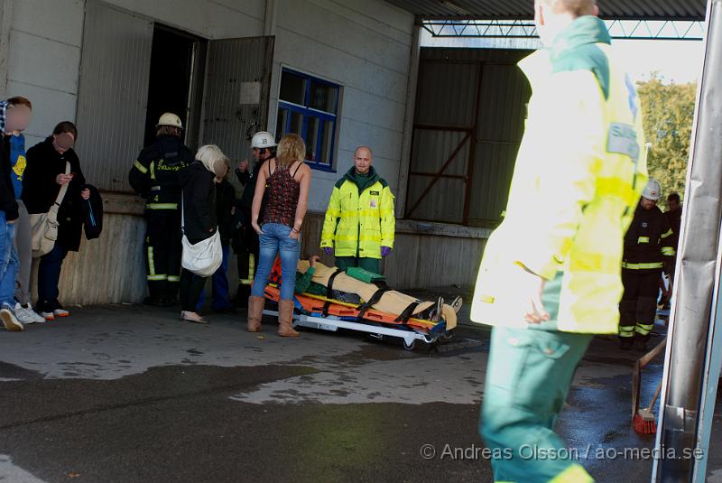 DSC_0135.JPG - Vid 15,40 larmades Klippans räddningstjänst tillsammans med Ambulans och Polis till en trafikolycka på Hembygdsgatan i Klippan. Det var en A-traktor som tappat kontrollen och kört in i en utbyggnad till en lastkaj hos RST tryck. Båda personerna fick föras till Helsingborgs Lasarett för kontroll. Föraren klagade på nack och rygg smärtor då man tror att han slagit huvudet i fönsterrutan.