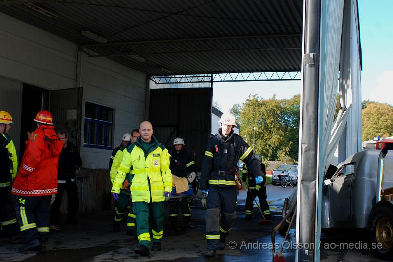 DSC_0136.JPG - Vid 15,40 larmades Klippans räddningstjänst tillsammans med Ambulans och Polis till en trafikolycka på Hembygdsgatan i Klippan. Det var en A-traktor som tappat kontrollen och kört in i en utbyggnad till en lastkaj hos RST tryck. Båda personerna fick föras till Helsingborgs Lasarett för kontroll. Föraren klagade på nack och rygg smärtor då man tror att han slagit huvudet i fönsterrutan.