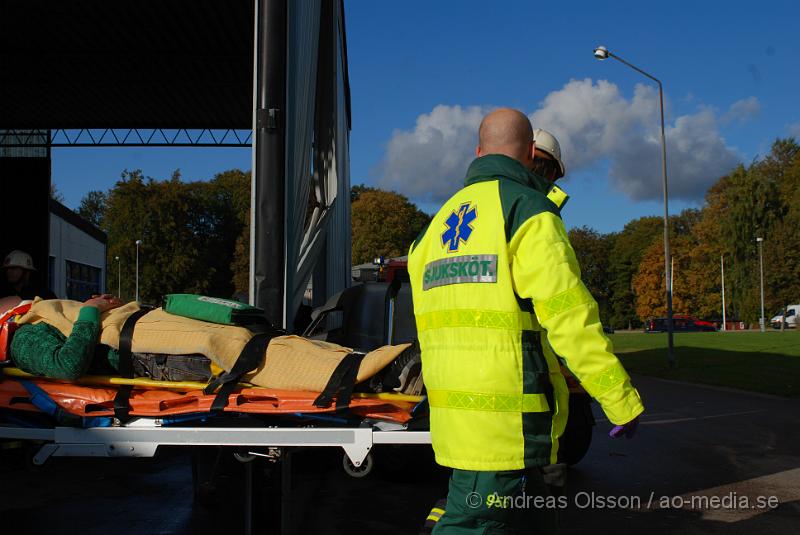 DSC_0140.JPG - Vid 15,40 larmades Klippans räddningstjänst tillsammans med Ambulans och Polis till en trafikolycka på Hembygdsgatan i Klippan. Det var en A-traktor som tappat kontrollen och kört in i en utbyggnad till en lastkaj hos RST tryck. Båda personerna fick föras till Helsingborgs Lasarett för kontroll. Föraren klagade på nack och rygg smärtor då man tror att han slagit huvudet i fönsterrutan.