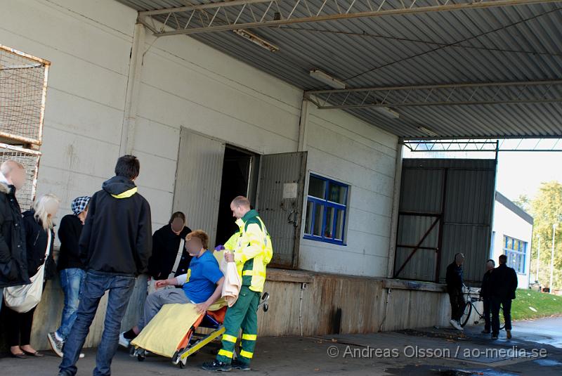 DSC_0141.JPG - Vid 15,40 larmades Klippans räddningstjänst tillsammans med Ambulans och Polis till en trafikolycka på Hembygdsgatan i Klippan. Det var en A-traktor som tappat kontrollen och kört in i en utbyggnad till en lastkaj hos RST tryck. Båda personerna fick föras till Helsingborgs Lasarett för kontroll. Föraren klagade på nack och rygg smärtor då man tror att han slagit huvudet i fönsterrutan.