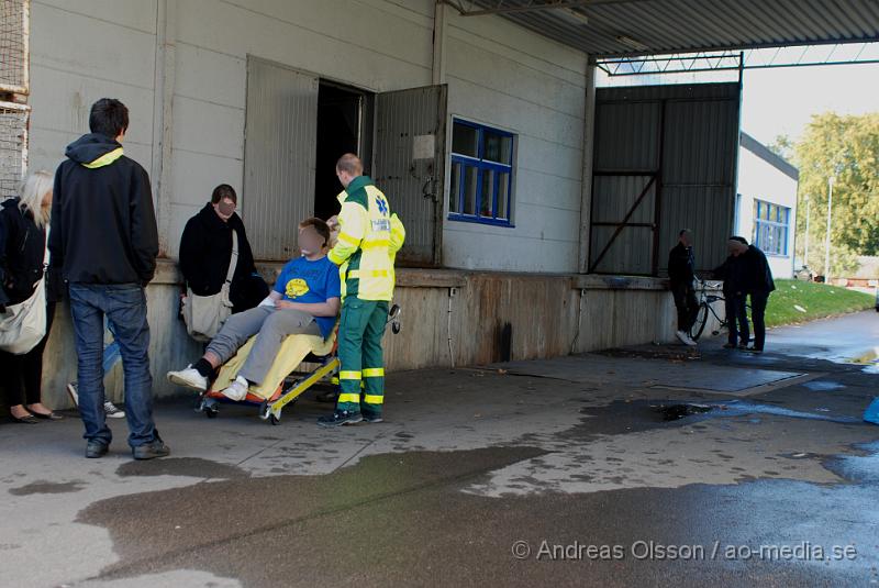 DSC_0143.JPG - Vid 15,40 larmades Klippans räddningstjänst tillsammans med Ambulans och Polis till en trafikolycka på Hembygdsgatan i Klippan. Det var en A-traktor som tappat kontrollen och kört in i en utbyggnad till en lastkaj hos RST tryck. Båda personerna fick föras till Helsingborgs Lasarett för kontroll. Föraren klagade på nack och rygg smärtor då man tror att han slagit huvudet i fönsterrutan.