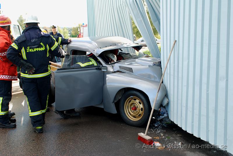 DSC_0144.JPG - Vid 15,40 larmades Klippans räddningstjänst tillsammans med Ambulans och Polis till en trafikolycka på Hembygdsgatan i Klippan. Det var en A-traktor som tappat kontrollen och kört in i en utbyggnad till en lastkaj hos RST tryck. Båda personerna fick föras till Helsingborgs Lasarett för kontroll. Föraren klagade på nack och rygg smärtor då man tror att han slagit huvudet i fönsterrutan.