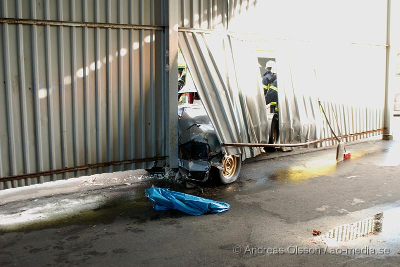 DSC_0151.JPG - Vid 15,40 larmades Klippans räddningstjänst tillsammans med Ambulans och Polis till en trafikolycka på Hembygdsgatan i Klippan. Det var en A-traktor som tappat kontrollen och kört in i en utbyggnad till en lastkaj hos RST tryck. Båda personerna fick föras till Helsingborgs Lasarett för kontroll. Föraren klagade på nack och rygg smärtor då man tror att han slagit huvudet i fönsterrutan.