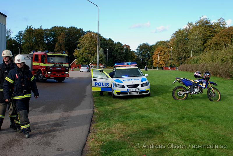 DSC_0157.JPG - Vid 15,40 larmades Klippans räddningstjänst tillsammans med Ambulans och Polis till en trafikolycka på Hembygdsgatan i Klippan. Det var en A-traktor som tappat kontrollen och kört in i en utbyggnad till en lastkaj hos RST tryck. Båda personerna fick föras till Helsingborgs Lasarett för kontroll. Föraren klagade på nack och rygg smärtor då man tror att han slagit huvudet i fönsterrutan.