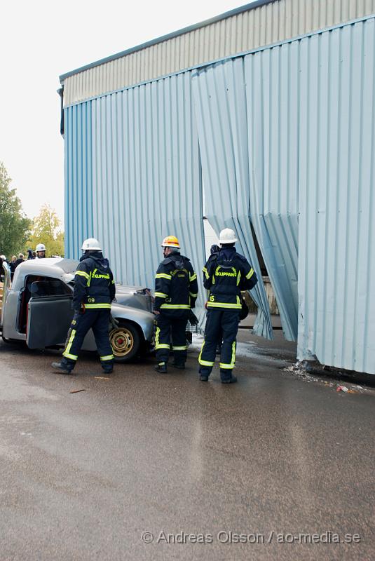 DSC_0158.JPG - Vid 15,40 larmades Klippans räddningstjänst tillsammans med Ambulans och Polis till en trafikolycka på Hembygdsgatan i Klippan. Det var en A-traktor som tappat kontrollen och kört in i en utbyggnad till en lastkaj hos RST tryck. Båda personerna fick föras till Helsingborgs Lasarett för kontroll. Föraren klagade på nack och rygg smärtor då man tror att han slagit huvudet i fönsterrutan.