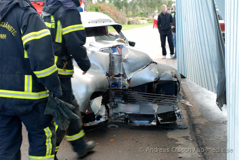 DSC_0160.JPG - Vid 15,40 larmades Klippans räddningstjänst tillsammans med Ambulans och Polis till en trafikolycka på Hembygdsgatan i Klippan. Det var en A-traktor som tappat kontrollen och kört in i en utbyggnad till en lastkaj hos RST tryck. Båda personerna fick föras till Helsingborgs Lasarett för kontroll. Föraren klagade på nack och rygg smärtor då man tror att han slagit huvudet i fönsterrutan.