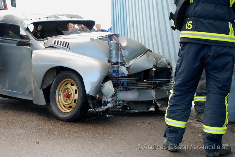 DSC_0161.JPG - Vid 15,40 larmades Klippans räddningstjänst tillsammans med Ambulans och Polis till en trafikolycka på Hembygdsgatan i Klippan. Det var en A-traktor som tappat kontrollen och kört in i en utbyggnad till en lastkaj hos RST tryck. Båda personerna fick föras till Helsingborgs Lasarett för kontroll. Föraren klagade på nack och rygg smärtor då man tror att han slagit huvudet i fönsterrutan.