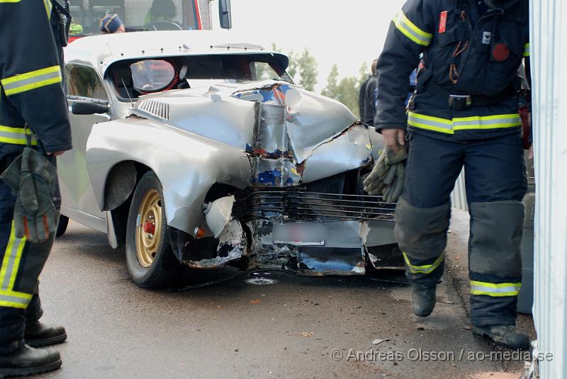 DSC_0164.JPG - Vid 15,40 larmades Klippans räddningstjänst tillsammans med Ambulans och Polis till en trafikolycka på Hembygdsgatan i Klippan. Det var en A-traktor som tappat kontrollen och kört in i en utbyggnad till en lastkaj hos RST tryck. Båda personerna fick föras till Helsingborgs Lasarett för kontroll. Föraren klagade på nack och rygg smärtor då man tror att han slagit huvudet i fönsterrutan.