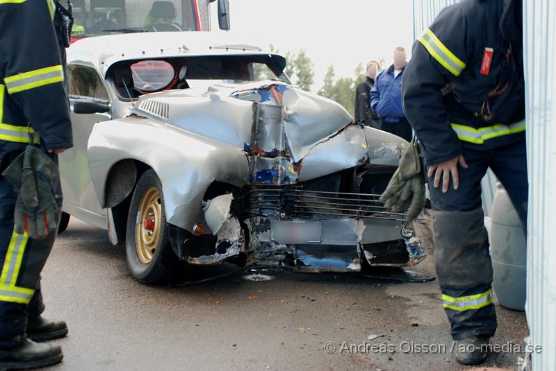 DSC_0165.JPG - Vid 15,40 larmades Klippans räddningstjänst tillsammans med Ambulans och Polis till en trafikolycka på Hembygdsgatan i Klippan. Det var en A-traktor som tappat kontrollen och kört in i en utbyggnad till en lastkaj hos RST tryck. Båda personerna fick föras till Helsingborgs Lasarett för kontroll. Föraren klagade på nack och rygg smärtor då man tror att han slagit huvudet i fönsterrutan.