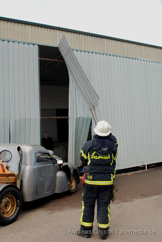 DSC_0166.JPG - Vid 15,40 larmades Klippans räddningstjänst tillsammans med Ambulans och Polis till en trafikolycka på Hembygdsgatan i Klippan. Det var en A-traktor som tappat kontrollen och kört in i en utbyggnad till en lastkaj hos RST tryck. Båda personerna fick föras till Helsingborgs Lasarett för kontroll. Föraren klagade på nack och rygg smärtor då man tror att han slagit huvudet i fönsterrutan.