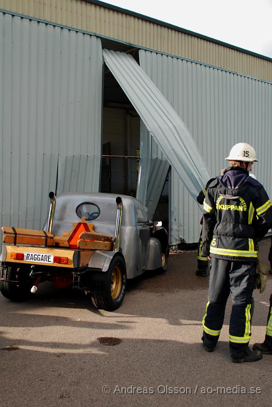 DSC_0174.JPG - Vid 15,40 larmades Klippans räddningstjänst tillsammans med Ambulans och Polis till en trafikolycka på Hembygdsgatan i Klippan. Det var en A-traktor som tappat kontrollen och kört in i en utbyggnad till en lastkaj hos RST tryck. Båda personerna fick föras till Helsingborgs Lasarett för kontroll. Föraren klagade på nack och rygg smärtor då man tror att han slagit huvudet i fönsterrutan.