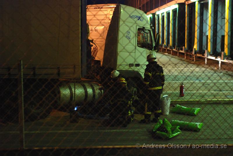 DSC_0043.JPG - Vid 19 tiden larmades Klippans Räddningstjänst samt Polis till DHL där en lastbil ska ha fått läckage i sin diseltank och ca 400 liter disel ska ha runnit ut. Räddningstjänsten sanerar och inväntar bärgare.