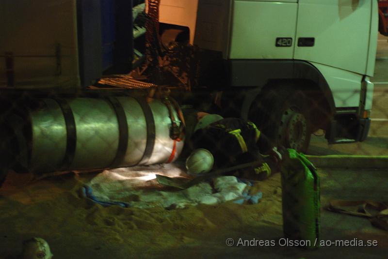 DSC_0052.JPG - Vid 19 tiden larmades Klippans Räddningstjänst samt Polis till DHL där en lastbil ska ha fått läckage i sin diseltank och ca 400 liter disel ska ha runnit ut. Räddningstjänsten sanerar och inväntar bärgare.