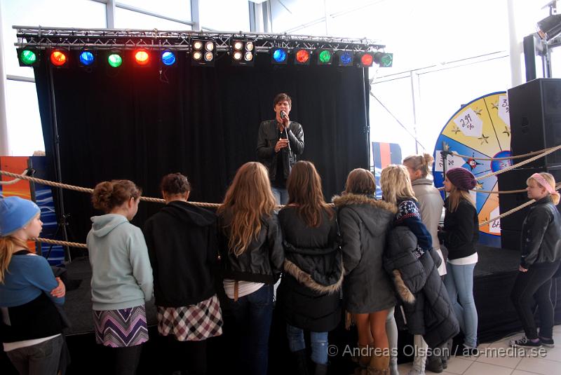 DSC_0019.JPG - Ett års Jubileum på Bilpartner i Klippan - LördagenRobin Bengtsson från idol kom och sjöng ett par låtar.