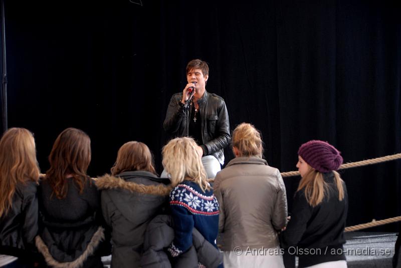 DSC_0026.JPG - Ett års Jubileum på Bilpartner i Klippan - LördagenRobin Bengtsson från idol kom och sjöng ett par låtar.