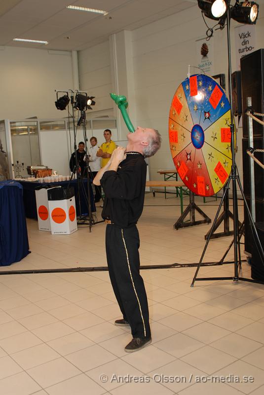 DSC_0099.JPG - Ett års Jubileum på Bilpartner i Klippan - LördagenDet fanns även en trollkarl där som bjöd på underhållning.