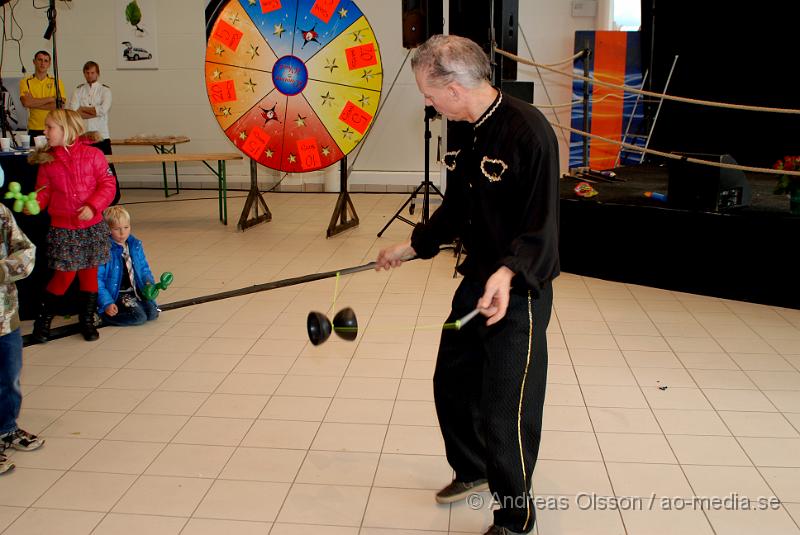 DSC_0100.JPG - Ett års Jubileum på Bilpartner i Klippan - LördagenDet fanns även en trollkarl där som bjöd på underhållning.