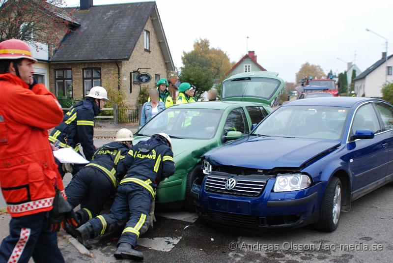 DSC_0055.JPG - 10.56 larmades Klippans Räddningstjänst, Polis och Ambulans till en trafikolycka på Torggatan/bryggerigatan. Där två personbilar krockat. Det var begränsad framkomlighet på platsen och två personen fördes till Helsingborgslasarett med okända skador.