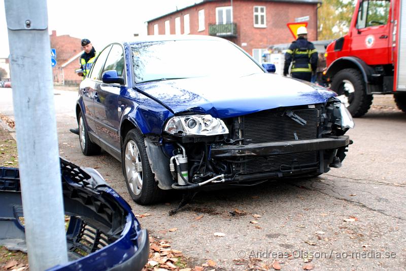 DSC_0068.JPG - 10.56 larmades Klippans Räddningstjänst, Polis och Ambulans till en trafikolycka på Torggatan/bryggerigatan. Där två personbilar krockat. Det var begränsad framkomlighet på platsen och två personen fördes till Helsingborgslasarett med okända skador.