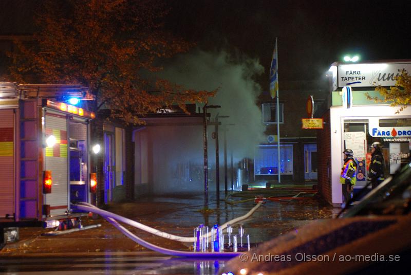 DSC_0001.JPG - Vid 00.00 larmades räddningstjänsten från Bjuv, Ambulans samt Polis till Norra storgatan där man fått larm om brand i en butik, vid framkomst kunde man konstatera fullt utvecklad brand och även Räddningstjänsten från Åstorp och Helsingborg larmades. Branden var snabbt under kontroll. Lokalen som tillhör Röda korset totalförstördes och butikerna sidan om blev rök och vatten skadade. Ingen  person ska ha kommit till skada.