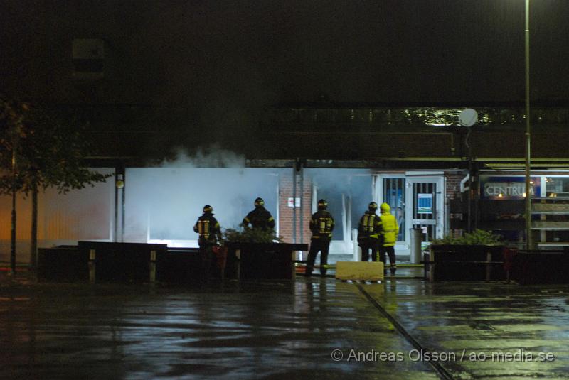 DSC_0007.JPG - Vid 00.00 larmades räddningstjänsten från Bjuv, Ambulans samt Polis till Norra storgatan där man fått larm om brand i en butik, vid framkomst kunde man konstatera fullt utvecklad brand och även Räddningstjänsten från Åstorp och Helsingborg larmades. Branden var snabbt under kontroll. Lokalen som tillhör Röda korset totalförstördes och butikerna sidan om blev rök och vatten skadade. Ingen  person ska ha kommit till skada.