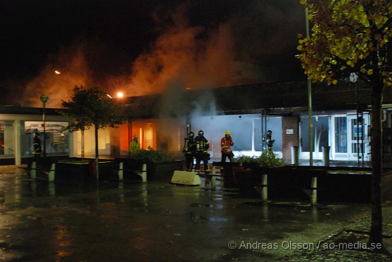 DSC_0008.JPG - Vid 00.00 larmades räddningstjänsten från Bjuv, Ambulans samt Polis till Norra storgatan där man fått larm om brand i en butik, vid framkomst kunde man konstatera fullt utvecklad brand och även Räddningstjänsten från Åstorp och Helsingborg larmades. Branden var snabbt under kontroll. Lokalen som tillhör Röda korset totalförstördes och butikerna sidan om blev rök och vatten skadade. Ingen  person ska ha kommit till skada.