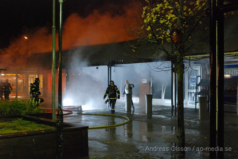 DSC_0010.JPG - Vid 00.00 larmades räddningstjänsten från Bjuv, Ambulans samt Polis till Norra storgatan där man fått larm om brand i en butik, vid framkomst kunde man konstatera fullt utvecklad brand och även Räddningstjänsten från Åstorp och Helsingborg larmades. Branden var snabbt under kontroll. Lokalen som tillhör Röda korset totalförstördes och butikerna sidan om blev rök och vatten skadade. Ingen  person ska ha kommit till skada.