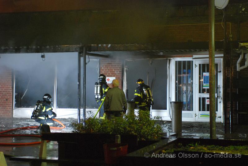 DSC_0011.JPG - Vid 00.00 larmades räddningstjänsten från Bjuv, Ambulans samt Polis till Norra storgatan där man fått larm om brand i en butik, vid framkomst kunde man konstatera fullt utvecklad brand och även Räddningstjänsten från Åstorp och Helsingborg larmades. Branden var snabbt under kontroll. Lokalen som tillhör Röda korset totalförstördes och butikerna sidan om blev rök och vatten skadade. Ingen  person ska ha kommit till skada.