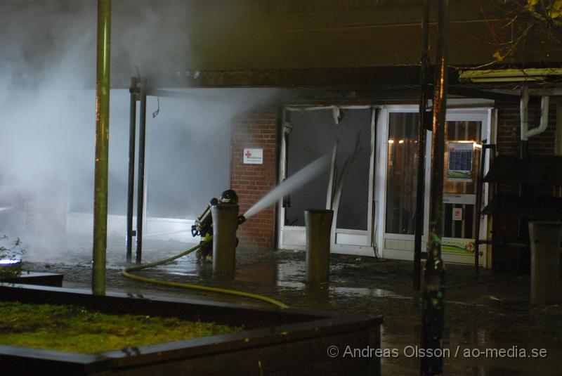 DSC_0013.JPG - Vid 00.00 larmades räddningstjänsten från Bjuv, Ambulans samt Polis till Norra storgatan där man fått larm om brand i en butik, vid framkomst kunde man konstatera fullt utvecklad brand och även Räddningstjänsten från Åstorp och Helsingborg larmades. Branden var snabbt under kontroll. Lokalen som tillhör Röda korset totalförstördes och butikerna sidan om blev rök och vatten skadade. Ingen  person ska ha kommit till skada.