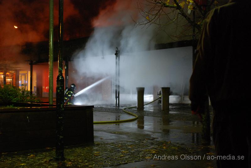 DSC_0015.JPG - Vid 00.00 larmades räddningstjänsten från Bjuv, Ambulans samt Polis till Norra storgatan där man fått larm om brand i en butik, vid framkomst kunde man konstatera fullt utvecklad brand och även Räddningstjänsten från Åstorp och Helsingborg larmades. Branden var snabbt under kontroll. Lokalen som tillhör Röda korset totalförstördes och butikerna sidan om blev rök och vatten skadade. Ingen  person ska ha kommit till skada.