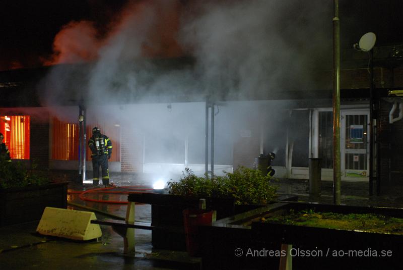 DSC_0017.JPG - Vid 00.00 larmades räddningstjänsten från Bjuv, Ambulans samt Polis till Norra storgatan där man fått larm om brand i en butik, vid framkomst kunde man konstatera fullt utvecklad brand och även Räddningstjänsten från Åstorp och Helsingborg larmades. Branden var snabbt under kontroll. Lokalen som tillhör Röda korset totalförstördes och butikerna sidan om blev rök och vatten skadade. Ingen  person ska ha kommit till skada.