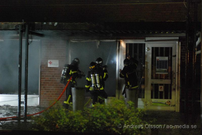 DSC_0022.JPG - Vid 00.00 larmades räddningstjänsten från Bjuv, Ambulans samt Polis till Norra storgatan där man fått larm om brand i en butik, vid framkomst kunde man konstatera fullt utvecklad brand och även Räddningstjänsten från Åstorp och Helsingborg larmades. Branden var snabbt under kontroll. Lokalen som tillhör Röda korset totalförstördes och butikerna sidan om blev rök och vatten skadade. Ingen  person ska ha kommit till skada.