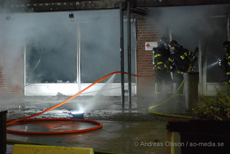 DSC_0025.JPG - Vid 00.00 larmades räddningstjänsten från Bjuv, Ambulans samt Polis till Norra storgatan där man fått larm om brand i en butik, vid framkomst kunde man konstatera fullt utvecklad brand och även Räddningstjänsten från Åstorp och Helsingborg larmades. Branden var snabbt under kontroll. Lokalen som tillhör Röda korset totalförstördes och butikerna sidan om blev rök och vatten skadade. Ingen  person ska ha kommit till skada.