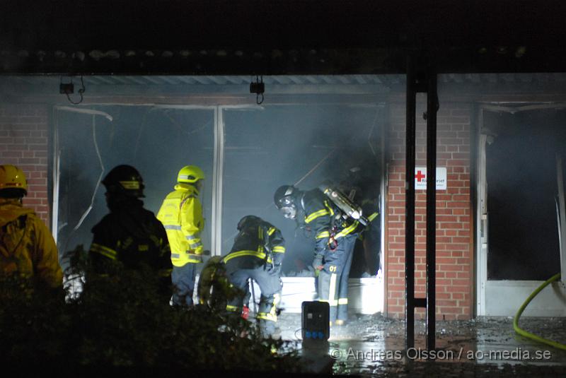 DSC_0029.JPG - Vid 00.00 larmades räddningstjänsten från Bjuv, Ambulans samt Polis till Norra storgatan där man fått larm om brand i en butik, vid framkomst kunde man konstatera fullt utvecklad brand och även Räddningstjänsten från Åstorp och Helsingborg larmades. Branden var snabbt under kontroll. Lokalen som tillhör Röda korset totalförstördes och butikerna sidan om blev rök och vatten skadade. Ingen  person ska ha kommit till skada.