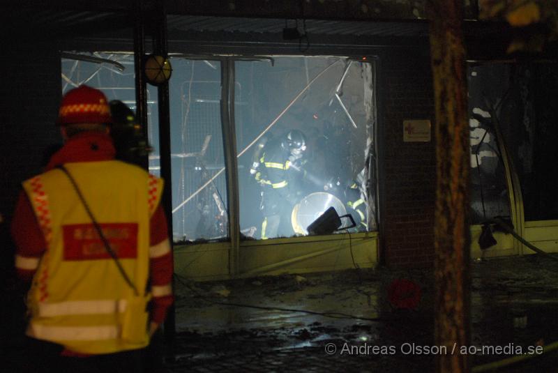 DSC_0037.JPG - Vid 00.00 larmades räddningstjänsten från Bjuv, Ambulans samt Polis till Norra storgatan där man fått larm om brand i en butik, vid framkomst kunde man konstatera fullt utvecklad brand och även Räddningstjänsten från Åstorp och Helsingborg larmades. Branden var snabbt under kontroll. Lokalen som tillhör Röda korset totalförstördes och butikerna sidan om blev rök och vatten skadade. Ingen  person ska ha kommit till skada.