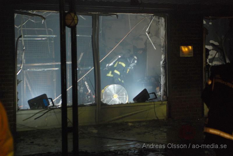 DSC_0041.JPG - Vid 00.00 larmades räddningstjänsten från Bjuv, Ambulans samt Polis till Norra storgatan där man fått larm om brand i en butik, vid framkomst kunde man konstatera fullt utvecklad brand och även Räddningstjänsten från Åstorp och Helsingborg larmades. Branden var snabbt under kontroll. Lokalen som tillhör Röda korset totalförstördes och butikerna sidan om blev rök och vatten skadade. Ingen  person ska ha kommit till skada.