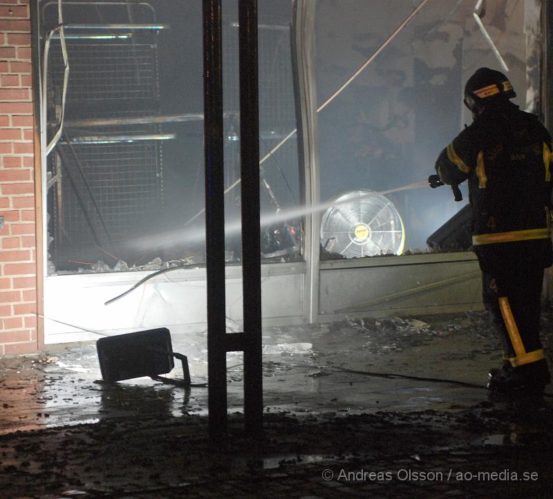 DSC_0044.JPG - Vid 00.00 larmades räddningstjänsten från Bjuv, Ambulans samt Polis till Norra storgatan där man fått larm om brand i en butik, vid framkomst kunde man konstatera fullt utvecklad brand och även Räddningstjänsten från Åstorp och Helsingborg larmades. Branden var snabbt under kontroll. Lokalen som tillhör Röda korset totalförstördes och butikerna sidan om blev rök och vatten skadade. Ingen  person ska ha kommit till skada.