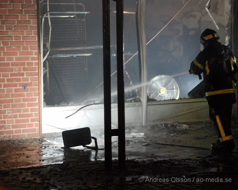 DSC_0047.JPG - Vid 00.00 larmades räddningstjänsten från Bjuv, Ambulans samt Polis till Norra storgatan där man fått larm om brand i en butik, vid framkomst kunde man konstatera fullt utvecklad brand och även Räddningstjänsten från Åstorp och Helsingborg larmades. Branden var snabbt under kontroll. Lokalen som tillhör Röda korset totalförstördes och butikerna sidan om blev rök och vatten skadade. Ingen  person ska ha kommit till skada.