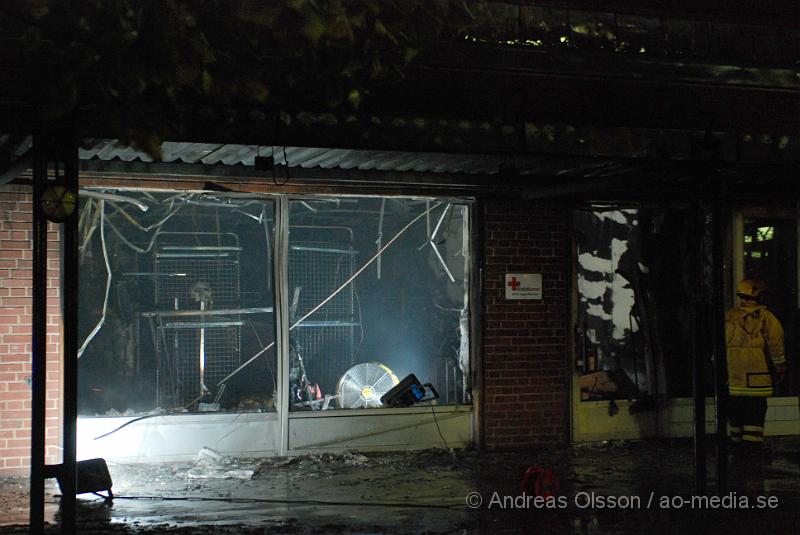 DSC_0050.JPG - Vid 00.00 larmades räddningstjänsten från Bjuv, Ambulans samt Polis till Norra storgatan där man fått larm om brand i en butik, vid framkomst kunde man konstatera fullt utvecklad brand och även Räddningstjänsten från Åstorp och Helsingborg larmades. Branden var snabbt under kontroll. Lokalen som tillhör Röda korset totalförstördes och butikerna sidan om blev rök och vatten skadade. Ingen  person ska ha kommit till skada.