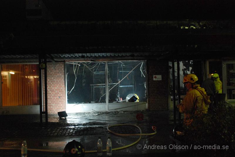 DSC_0052.JPG - Vid 00.00 larmades räddningstjänsten från Bjuv, Ambulans samt Polis till Norra storgatan där man fått larm om brand i en butik, vid framkomst kunde man konstatera fullt utvecklad brand och även Räddningstjänsten från Åstorp och Helsingborg larmades. Branden var snabbt under kontroll. Lokalen som tillhör Röda korset totalförstördes och butikerna sidan om blev rök och vatten skadade. Ingen  person ska ha kommit till skada.