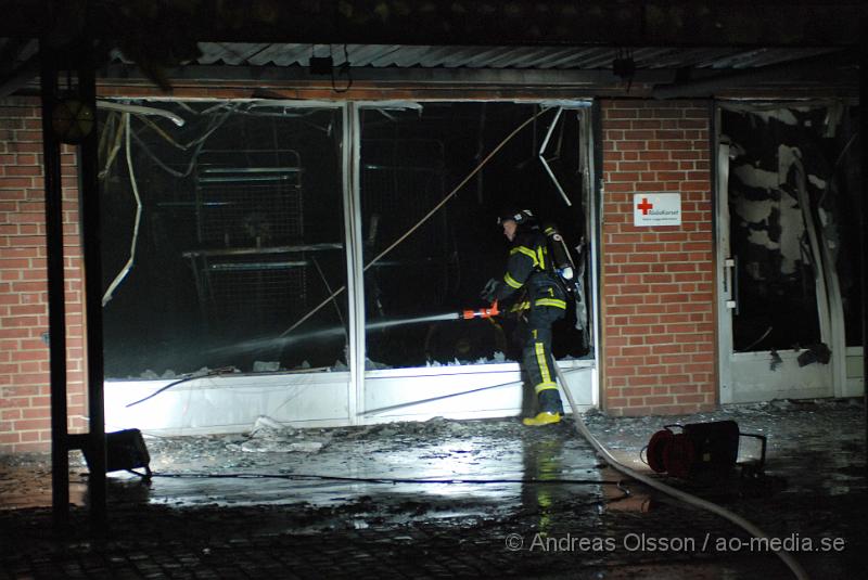 DSC_0059.JPG - Vid 00.00 larmades räddningstjänsten från Bjuv, Ambulans samt Polis till Norra storgatan där man fått larm om brand i en butik, vid framkomst kunde man konstatera fullt utvecklad brand och även Räddningstjänsten från Åstorp och Helsingborg larmades. Branden var snabbt under kontroll. Lokalen som tillhör Röda korset totalförstördes och butikerna sidan om blev rök och vatten skadade. Ingen  person ska ha kommit till skada.